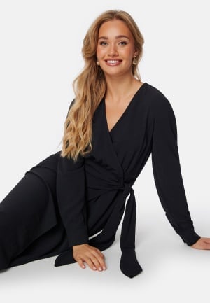 Se BUBBLEROOM Peach Midi Wrap Dress Black XS ved Bubbleroom