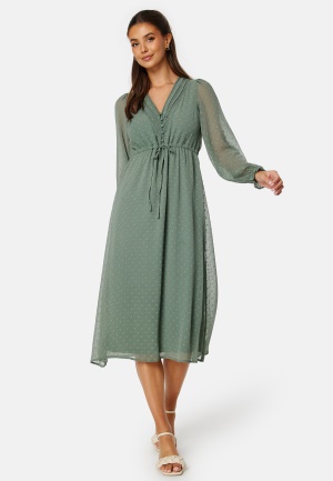 Se BUBBLEROOM Rita Dobby Dot Dress Dusty green M ved Bubbleroom