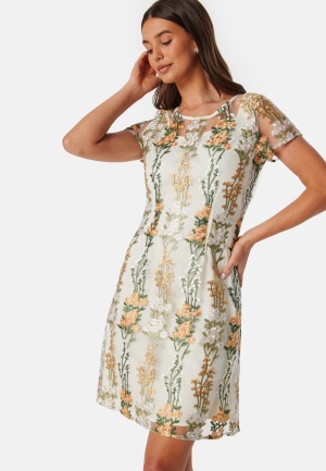 Se Ida Sjöstedt Sienna Embroidery Dress Floral 34 ved Bubbleroom