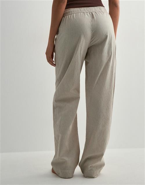 Se Neo Noir - Beige - Sonar Mini Stripe Pants ved Nelly