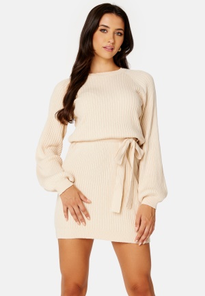 Se BUBBLEROOM Amira knitted short dress Light beige 2XL ved Bubbleroom