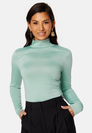 Se BUBBLEROOM Maxime turtleneck top Dusty green S ved Bubbleroom