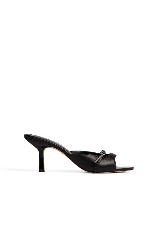 Se Claire Rose x NA-KD Mules med spændetalje - Black ved NA-KD