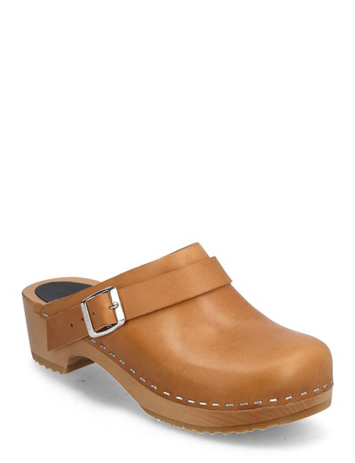 Se Filippa K Fk X Sh Backstrap Clog Filippa K Brown ved Booztlet