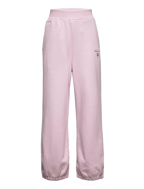 Se GANT D2. Contrast Shield Sweat Pants GANT Pink ved Booztlet