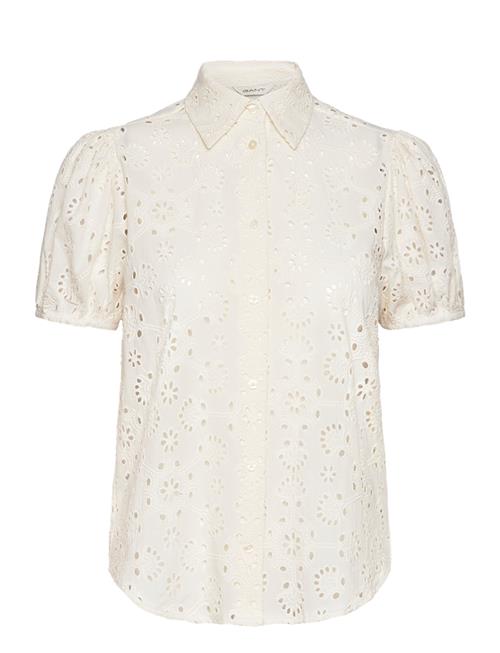 Se GANT Reg Broderie Anglaise Ss Shirt GANT White ved Booztlet