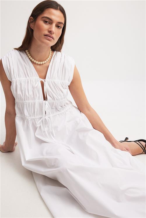 Se NA-KD Tie Chest Detail Maxi Dress - White ved NA-KD