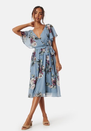 Se Goddiva Flutter Floral Midi Dress Air Force Blue L (UK14) ved Bubbleroom