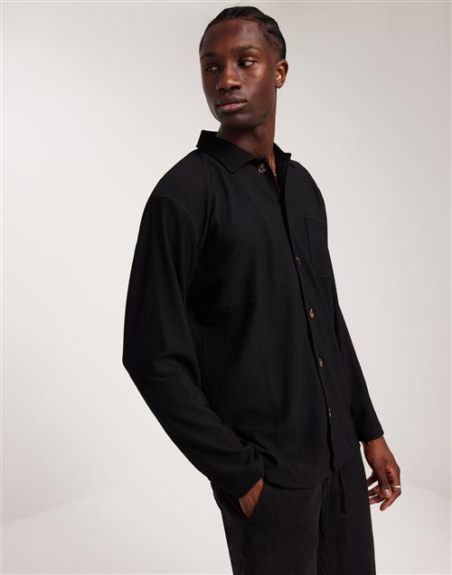 Se Selected Homme Slhrelax-Plisse Ls Shirt Ex Hverdagsskjorter Black ved NLY Man