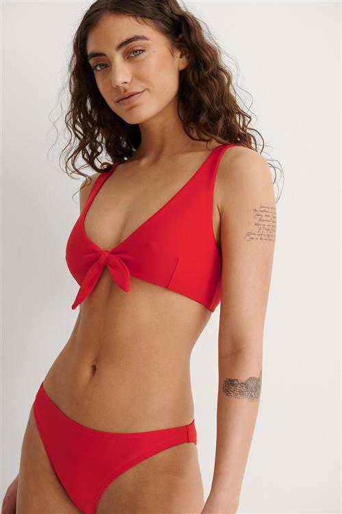 NA-KD Swimwear Klassisk bikinitrusse i genanvendt materiale - Red