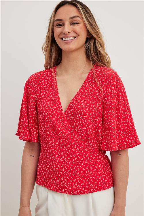 Se NA-KD Boho Top med sommerfugleærmer og binding foran - Red,Flower ved NA-KD