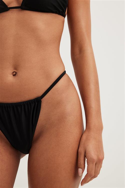 NA-KD Swimwear Bikinitrusse med rosendetalje og løbebånd - Black