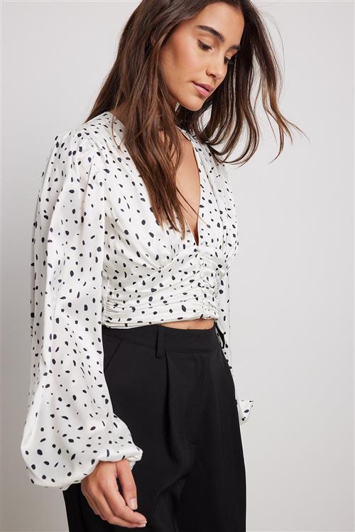 Se NA-KD Party Bluse i satin med rynket talje og v-hals - White,Dotted ved NA-KD