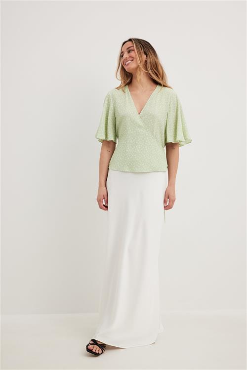 Se NA-KD Boho Top med sommerfugleærmer og binding foran - Green,Flower ved NA-KD