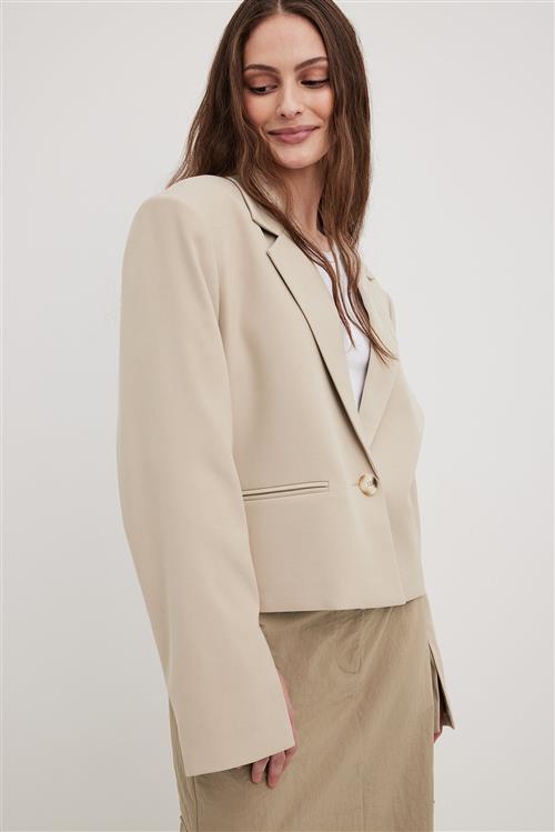 Se NA-KD Kort rummelig blazer med slidsdetalje - Beige ved NA-KD