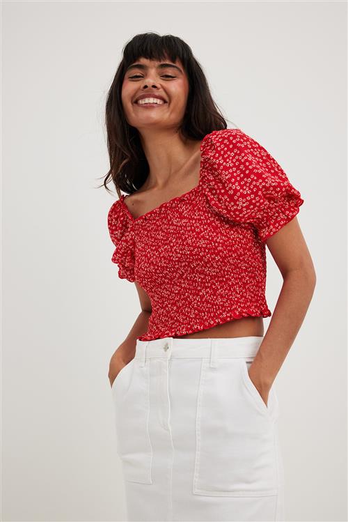 Se NA-KD Boho Genanvendt croptop med vidde i genanvendt materiale - Red,Flower ved NA-KD