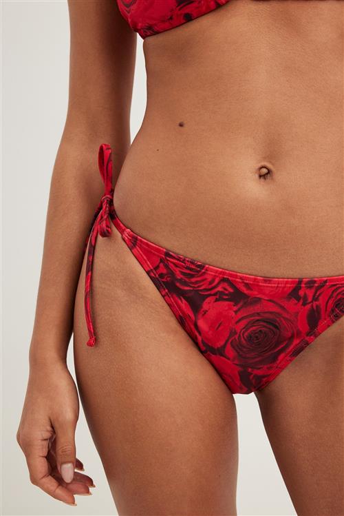 NA-KD Swimwear Bikinitrusse med tynd strop og binding - Red,Flower