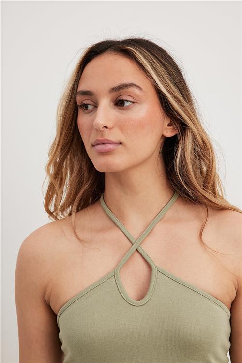 NA-KD Trend Stramtsiddende top med halterneck - Green