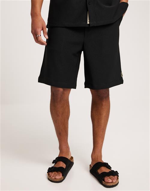 Se Woodbird WBBen Plisse Shorts Tynde shorts Black ved NLY Man