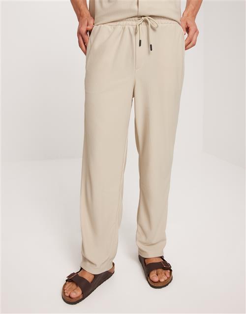 Se Only & Sons Onssinus Loose Plizze Pant Slacks Moonstruck ved NLY Man