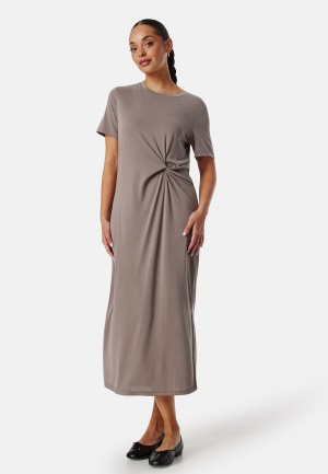 Se Pieces Pcanora O-Neck Midi Dress Brown S ved Bubbleroom