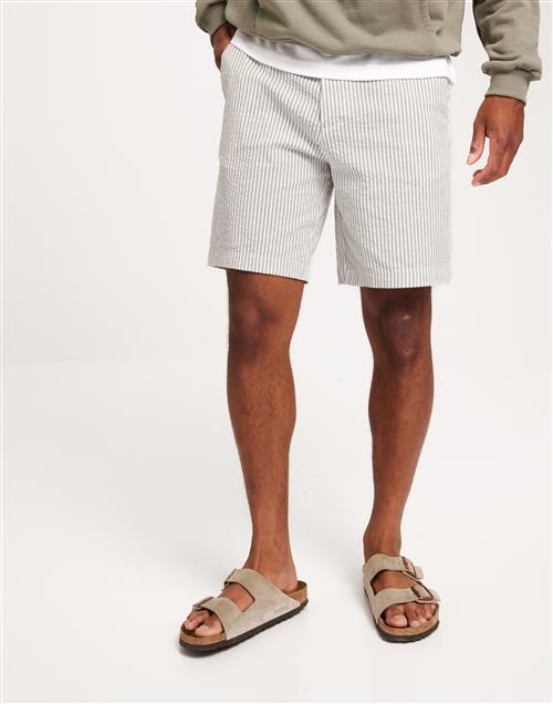 Se Selected Homme Slhregular-Karl Seersucker Shorts Tynde shorts Vetiver W. Egret ved NLY Man