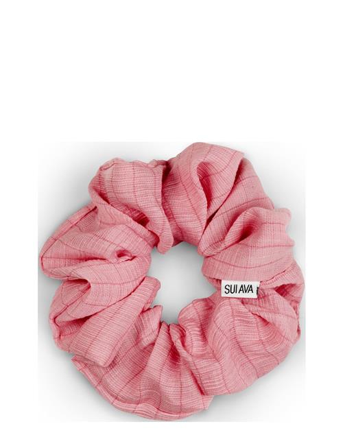 Se SUI AVA Dreamy Vibes Scrunchie SUI AVA Pink ved Booztlet