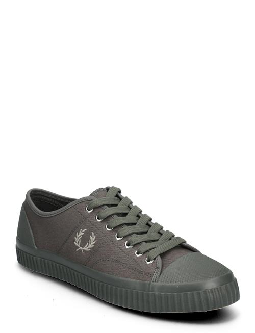 Se Fred Perry Hughes Low Canvas Fred Perry Grey ved Booztlet