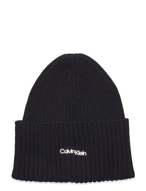 Se Calvin Klein Ck Must Logo Beanie Calvin Klein Black ved Booztlet