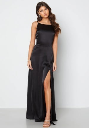 Se Bubbleroom Occasion Drapy-Back Slit Satin Gown Black 34 ved Bubbleroom