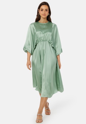 Se Bubbleroom Occasion Khrista Satin Dress Green 3XL ved Bubbleroom