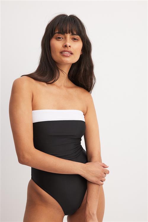 NA-KD Bandeau-badedragt med paneler - Black