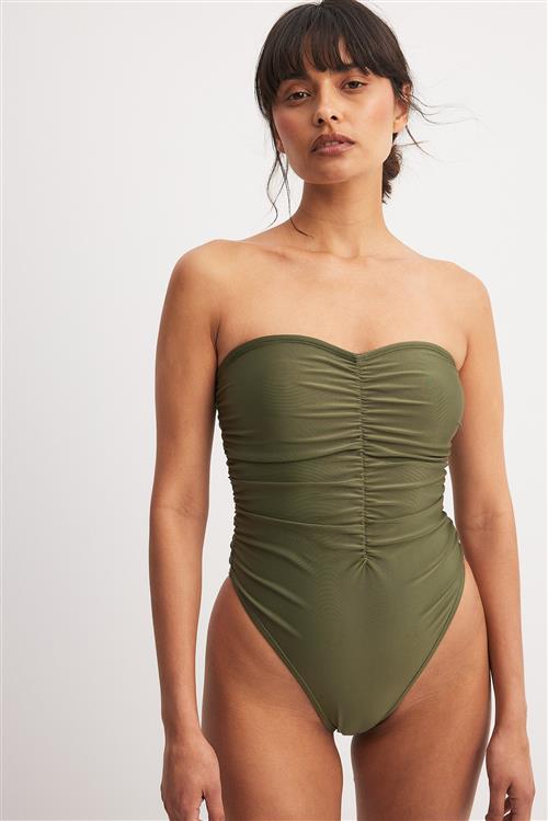 NA-KD Swimwear Draperet bandeau-badedragt med høj benudskæring - Green