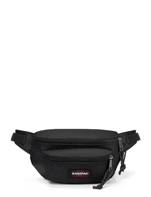 Se Eastpak Doggy Bag Eastpak Black ved Booztlet