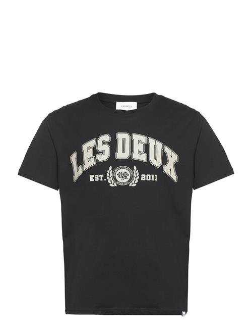 Se Les Deux University T-Shirt Les Deux Black ved Booztlet