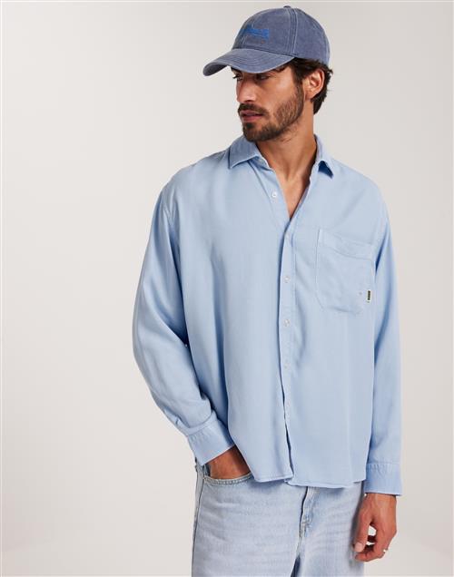 Se Woodbird WBYuzo Tencel Shirt Hverdagsskjorter Light Blue ved NLY Man