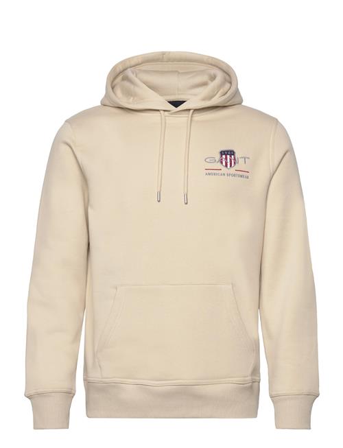 Se GANT Reg Medium Archive Shield Hoodie GANT Cream ved Booztlet