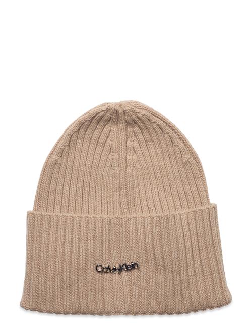 Se Calvin Klein Ck Must Logo Beanie Calvin Klein Beige ved Booztlet