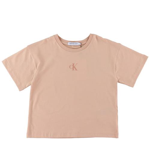 Se Calvin Klein Calvin Klein T-shirt - CK Logo Boxy - Pink Sand ved KidsWorld