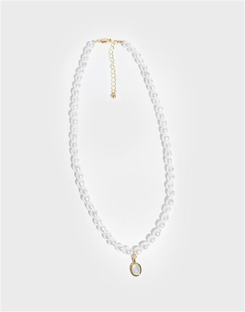 Se Pieces - Guld - Pckami J Necklace ved Nelly