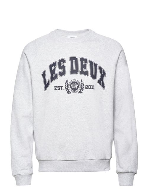 Se Les Deux University Sweatshirt Les Deux Grey ved Booztlet