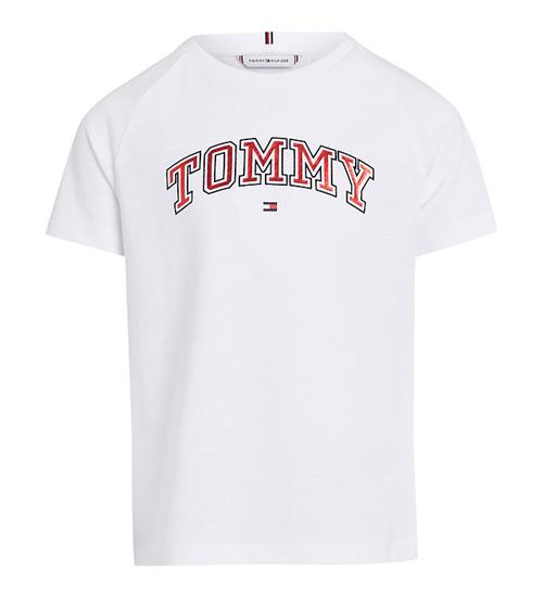 Se Tommy Hilfiger T-shirt - Varsity Foil - Hvid ved KidsWorld