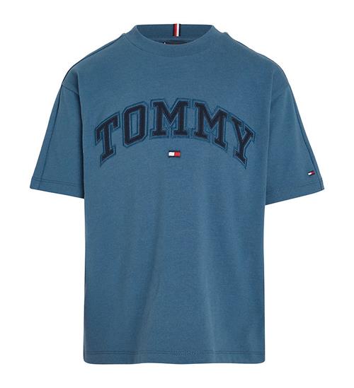 Se Tommy Hilfiger Tommy Hilfiger T-shirt - Varsity Embroidery - Aegean Sea ved KidsWorld