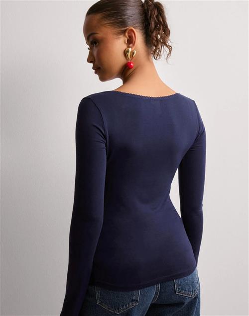 Se Nelly - Blå - Romance Shape LS Top ved Nelly