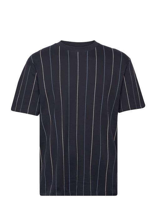 Se Lindbergh Aop Over D Logo Tee S/S Lindbergh Navy ved Booztlet