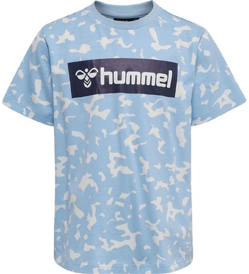 Se Hummel Hummel T-shirt - hmlCarter - Airy Blue ved KidsWorld