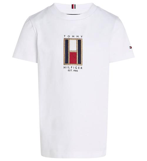 Se Tommy Hilfiger Tommy Hilfiger T-shirt - Flag Embroidered - Hvid ved KidsWorld