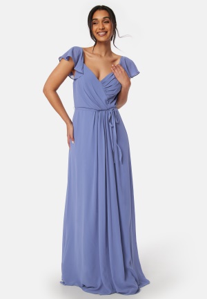 Se Bubbleroom Occasion Butterfly Sleeve Draped Chiffon Gown Dusty blue 34 ved Bubbleroom