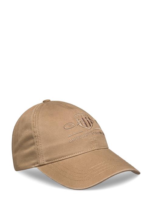 Se GANT Unisex. Tonal Archive Shield Cap GANT Beige ved Booztlet