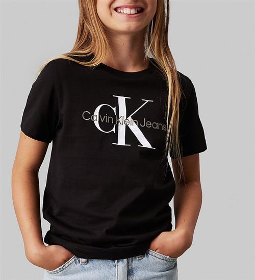 Se Calvin Klein Calvin Klein T-shirt - Ck Monogram - Ck Black ved KidsWorld